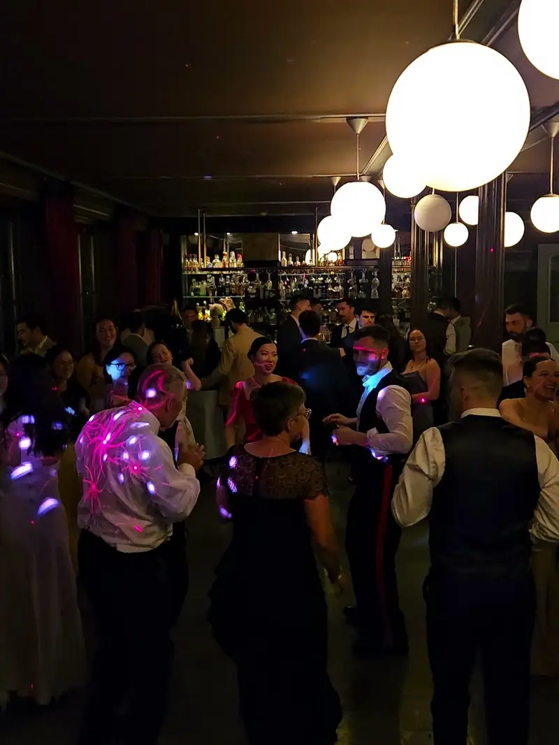 Piste de danse d'un mariage sous des globes lumineux blancs