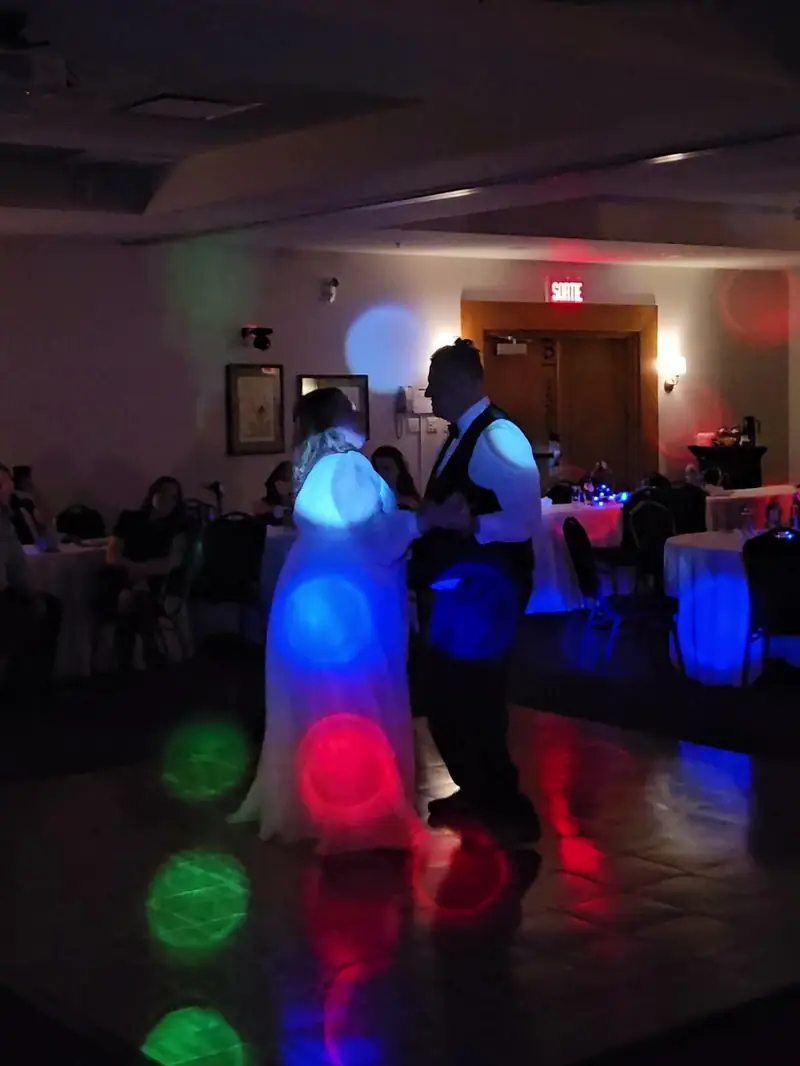 Première danse des mariés lors d'un mariage à Wendake