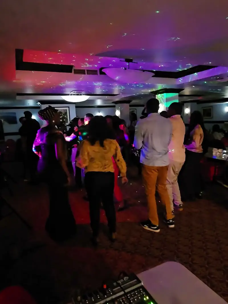 Piste de danse d'un party de Noël animé par DJ Steeve H.