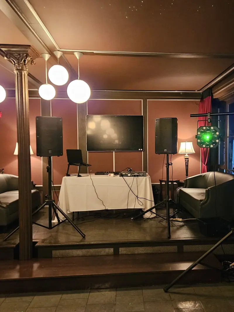Installation de DJ Steeve H. dans un bar de réception