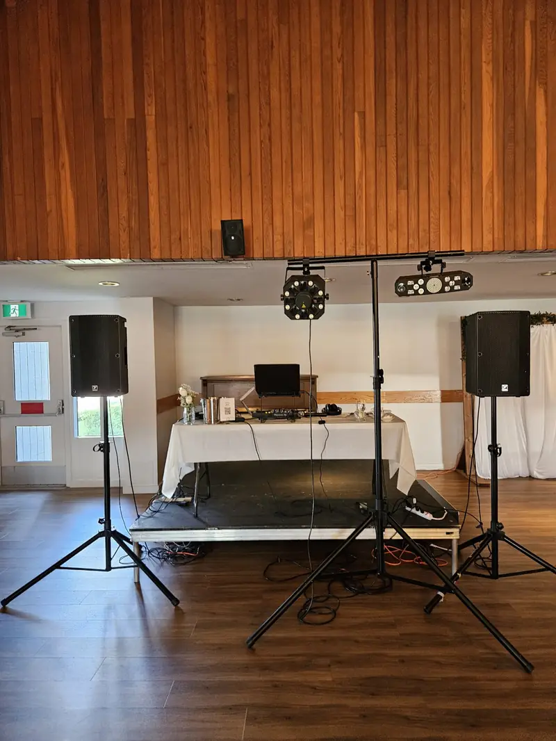 Installation de DJ Steeve H. : haut-parleurs, éclairage et table de DJ