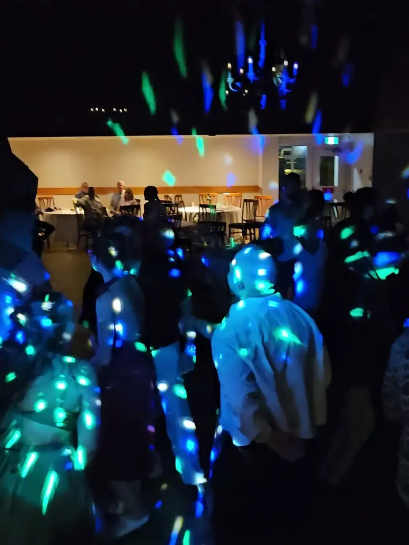 Invités qui dansent sous des lumières bleues et vertes